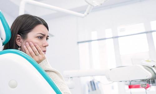 a patient visiting her dentist for emergency treatment